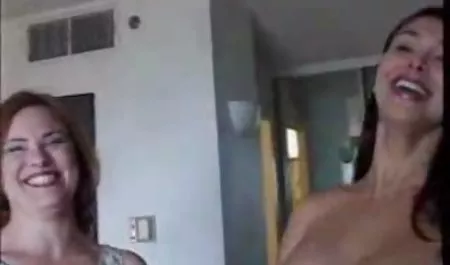 ஒரு சில சிறிய குஞ்சுகள் பெரிய Dicks அற்புதமான ஆபாச டேட்டிங்