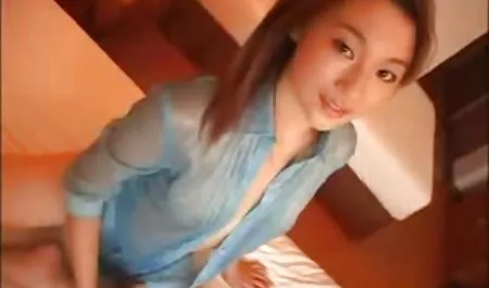 NF புதர் - பயன்படுத்தி அழகான கவர்ச்சியான பெண்